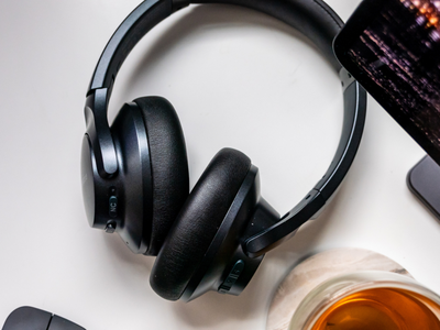 Fones de ouvido sobre a mesa